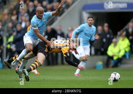 KINGSTON UPON HULL, ANGLETERRE - Vincent Kompany de Manchester City s'est mis à sourire avec Nico Jelavic de Hull City lors du match de la première ligue entre Hull City et Manchester City au KC Stadium, Kingston upon Hull, le samedi 15 mars 2014 (Credit: Mark Fletcher | MI News) Banque D'Images