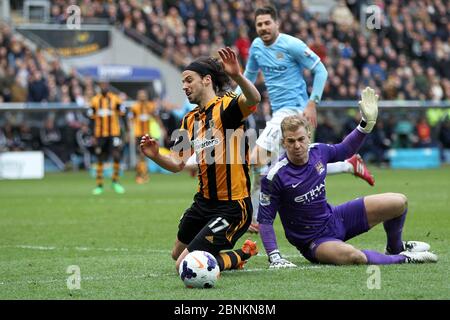 KINGSTON UPON HULL, ANGLETERRE - George Boyd de Hull City descend dans la zone de pénalité après un défi de Joe Hart lors du match de la Premier League entre Hull City et Manchester City au KC Stadium, Kingston upon Hull le samedi 15 mars 2014 (Credit: Mark Fletcher | MI News) Banque D'Images