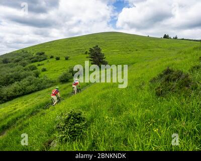 Piste de VTT unique au Puy Pariou (1209m) dans le massif Central en France. Il fait partie de la chaîne des Puys, la chaîne de montagnes des Puys, avec 80 volcans. Banque D'Images