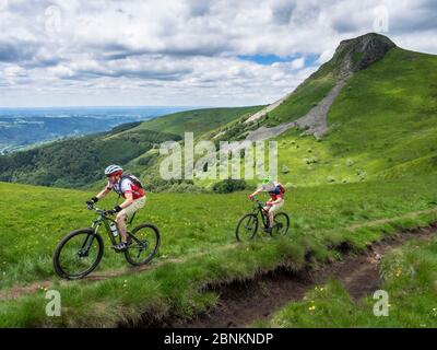 Sentier unique avec motards de montagne sur la descente de la montagne 'la banne d'ordanche', un pic volcanique (1 512 m) dans les Monts Dore dans le département français de Puy-de-Dôme. Banque D'Images