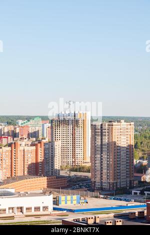 Nouvelles maisons résidentielles de plusieurs étages de différents promoteurs de revêtements bruns et de briques rouges sans espaces verts et bâtiments typiques. Banque D'Images