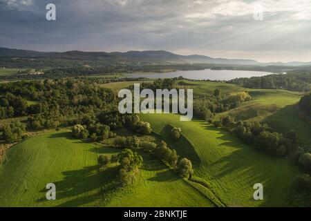 Vue aérienne au-dessus du nord de l'extrémité du Marais Insh National Nature Reserve à Loch Insh, Parc National de Cairngorms, en Écosse, Royaume-Uni, juin 2016. Banque D'Images