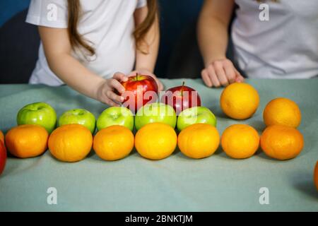 fruits frais et lumineux disposés sur la table Banque D'Images