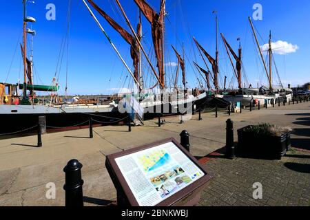 Vue sur les barges de la Tamise à Hythe Quay, rivière Chelmer, ville de Maldon, comté d'Essex, Angleterre, Royaume-Uni Banque D'Images