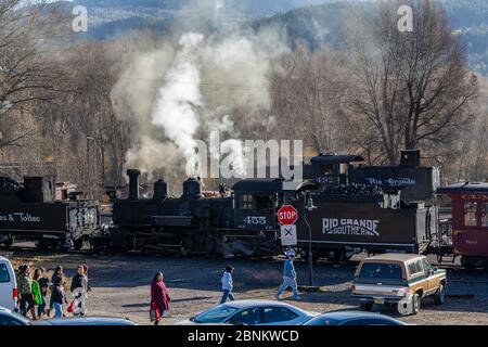 Passagers à la gare Chama des Cumbres & Toltec Scenic Railroad à Chama, Nouveau-Mexique, États-Unis [aucun modèle disponible pour licence éditoriale Banque D'Images