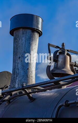 Pare-étincelles et smokestake et sonnette sur l'ocomotive prêt pour une course à la gare Chama des Cumbres & Toltec Scenic Railroad à Chama, Nouveau-Mexique, Banque D'Images