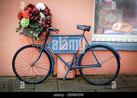 Carte d'anniversaire 40ème : vélo à l'ancienne avec panier avant et fleurs contre un mur rose Banque D'Images