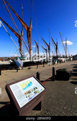 Vue sur les barges de la Tamise à Hythe Quay, rivière Chelmer, ville de Maldon, comté d'Essex, Angleterre, Royaume-Uni Banque D'Images