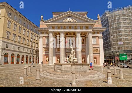 L'ex-temple comme Trieste Bourse(maintenant la Chambre de Commerce de Trieste) dans la Piazza della Borsa, Trieste, Italie. Banque D'Images