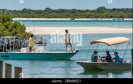 Les activités aquatiques abondent sur la rivière Halifax et autour de l'Inlet Ponce de Leon, entre les villes de Ponce Inlet et la plage New Smyrna, en Floride. Banque D'Images