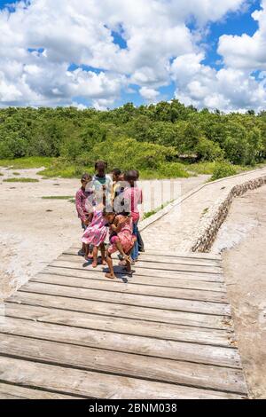 Amérique, Caraïbes, grandes Antilles, République dominicaine, Oviedo, Laguna de Oviedo, UN groupe d'enfants locaux sur la jetée de Laguna de Oviedo Banque D'Images