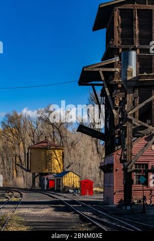 Tours de coaling et d'eau à la gare Chama des Cumbres et du chemin de fer panoramique Toltec à Chama, Nouveau-Mexique, États-Unis Banque D'Images