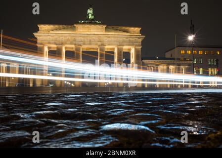 La porte de Brandebourg, Berlin, photographiée la nuit. Banque D'Images