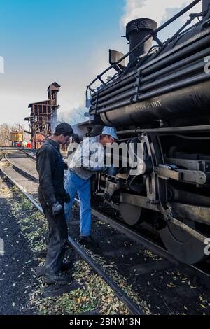 Ingénieur se préparant à l'excursion sur le chemin de fer panoramique Cumbres & Toltec à Chama, Nouveau-Mexique, États-Unis [pas de version de modèle ; disponible pour licence éditoriale Banque D'Images