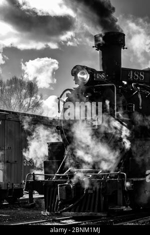 Locomotive à vapeur se préparant au transport de passagers, à la gare Chama de la route panoramique Cumbres & Toltec à Chama, Nouveau-Mexique, États-Unis Banque D'Images