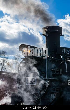 Locomotive à vapeur se préparant au transport de passagers, à la gare Chama de la route panoramique Cumbres & Toltec à Chama, Nouveau-Mexique, États-Unis Banque D'Images