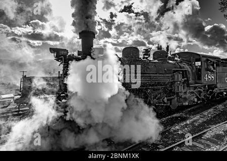 Locomotive à vapeur se préparant au transport de passagers, à la gare Chama de la route panoramique Cumbres & Toltec à Chama, Nouveau-Mexique, États-Unis Banque D'Images