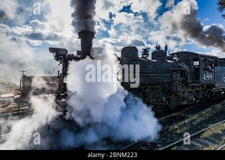 Locomotive à vapeur se préparant au transport de passagers, à la gare Chama de la route panoramique Cumbres & Toltec à Chama, Nouveau-Mexique, États-Unis Banque D'Images