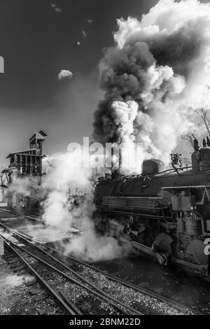 Locomotive à vapeur se préparant au transport de passagers, à la gare Chama de la route panoramique Cumbres & Toltec à Chama, Nouveau-Mexique, États-Unis Banque D'Images