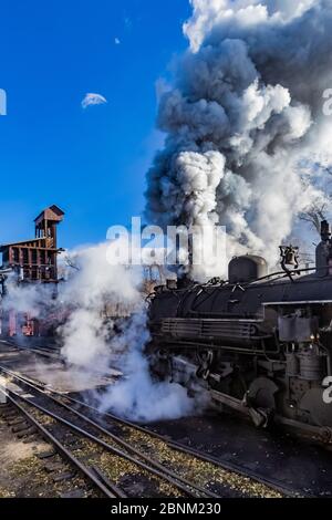 Locomotive à vapeur se préparant au transport de passagers, à la gare Chama de la route panoramique Cumbres & Toltec à Chama, Nouveau-Mexique, États-Unis Banque D'Images