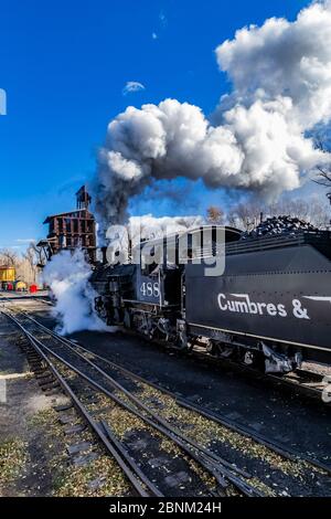 Locomotive à vapeur se préparant au transport de passagers, à la gare Chama de la route panoramique Cumbres & Toltec à Chama, Nouveau-Mexique, États-Unis Banque D'Images