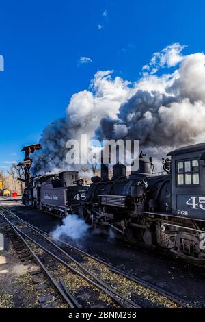 Locomotive à vapeur se préparant au transport de passagers, à la gare Chama de la route panoramique Cumbres & Toltec à Chama, Nouveau-Mexique, États-Unis Banque D'Images