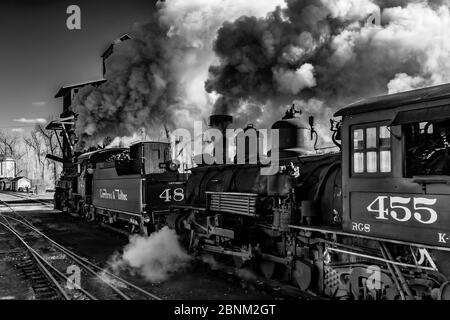 Locomotive à vapeur se préparant au transport de passagers, à la gare Chama de la route panoramique Cumbres & Toltec à Chama, Nouveau-Mexique, États-Unis Banque D'Images