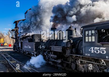 Locomotive à vapeur se préparant au transport de passagers, à la gare Chama de la route panoramique Cumbres & Toltec à Chama, Nouveau-Mexique, États-Unis Banque D'Images