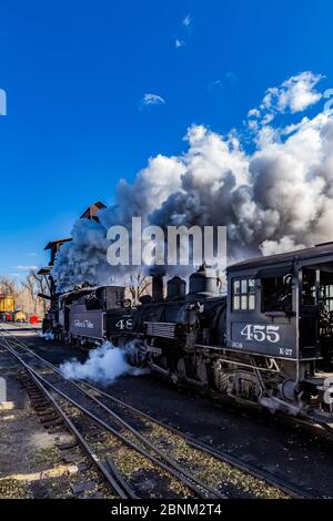 Locomotive à vapeur se préparant au transport de passagers, à la gare Chama de la route panoramique Cumbres & Toltec à Chama, Nouveau-Mexique, États-Unis Banque D'Images