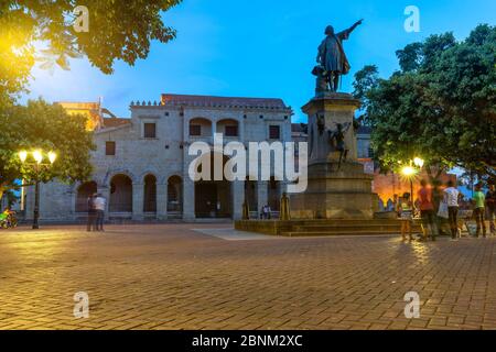 Amérique, Caraïbes, grandes Antilles, République dominicaine, Saint-Domingue, quartier colonial, ambiance nocturne dans le Parque Colón en face de la cathédrale de Santa María la Menor dans le quartier colonial de Saint-Domingue Banque D'Images