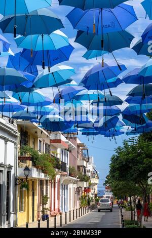 Amérique, Caraïbes, grandes Antilles, République dominicaine, Saint-Domingue, parasols décoratifs sur la Calle Arzobispo Meriño dans le quartier colonial de Saint-Domingue Banque D'Images