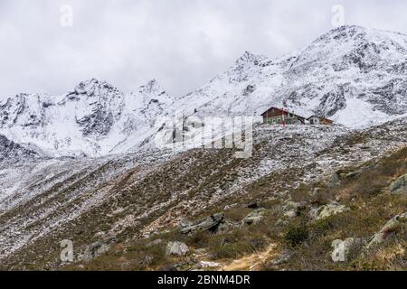 Europe, Autriche, Tyrol, Alpes de Stubai, Sellrain, Saint Sigmund im Sellrain, vue sur la cabane de Pforzheimer en automne Banque D'Images