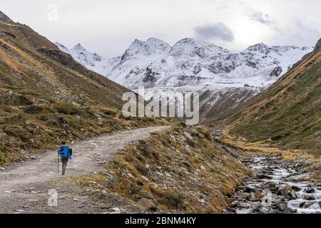 Europe, Autriche, Tyrol, Alpes de Stubai, Sellrain, Saint Sigmund im Sellrain, randonnées de garçons le long du Gleirschbach par le Gleirschtal vers Pforzheimer Hütte Banque D'Images