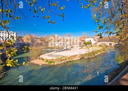 Rome. L'île Tiber ou Isola Tiberina sur la rivière à Rome vue, la basilique Saint-Bartholomée, capitale de l'Italie Banque D'Images