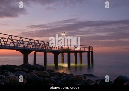 Lever du soleil sur la plage au-dessus de la passerelle Banque D'Images