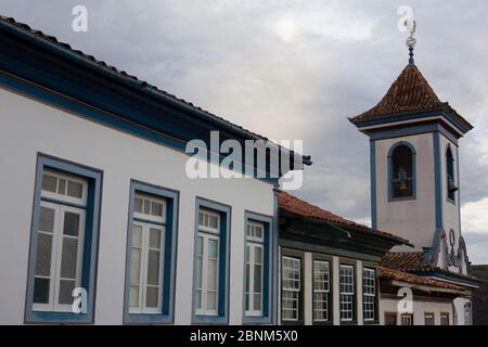 Diamantina, Minas Gerais, Brésil - 25 janvier 2016 : façade de manoir colonial blanc et tour d'église à Diamantina, important historique Banque D'Images