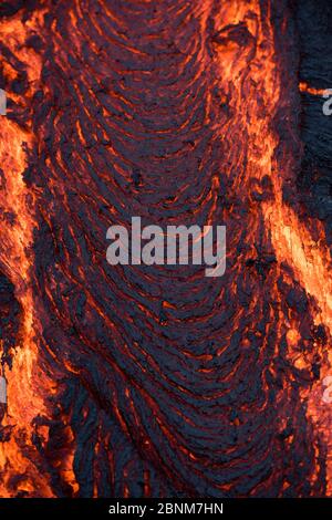 La lave Pahoehoe du flux 61G, émanant de pu'u O'o sur le volcan Kilauea, s'élante d'un point de vue près de l'entrée de l'océan de Kamokuna dans les volcans d'Hawaï Banque D'Images