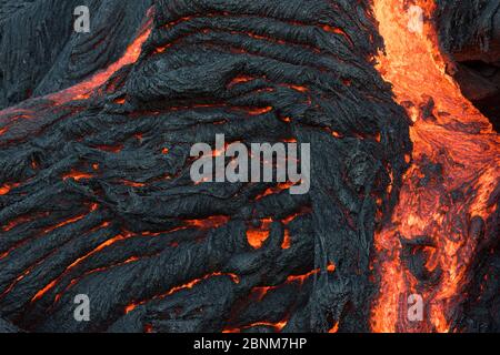 La lave Pahoehoe du flux 61G, émanant de pu'u O'o sur le volcan Kilauea, s'élante d'un point de vue près de l'entrée de l'océan de Kamokuna dans les volcans d'Hawaï Banque D'Images