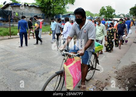 Beaucoup de gens collectent des secours pour leur famille de la période d'écluse à Kolkata en Inde. Banque D'Images