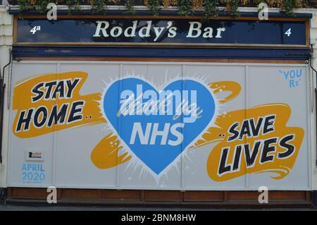 Londres, Royaume-Uni. 15 mai 2020. Peinture murale sur le Roddy's Bar, avec l'œuvre remerciant le NHS créé pendant le confinement en cas de pandémie du coronavirus. Banque D'Images