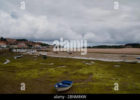 Plage pleine de petits bateaux en été, à marée basse, couleurs de l'été Banque D'Images