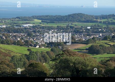 Ulverston, ville de marché dans le sud de Cumbria, Angleterre, près du parc national de Lake District - début de la Cumbria Way. Baie de Morecambe en arrière-plan Banque D'Images