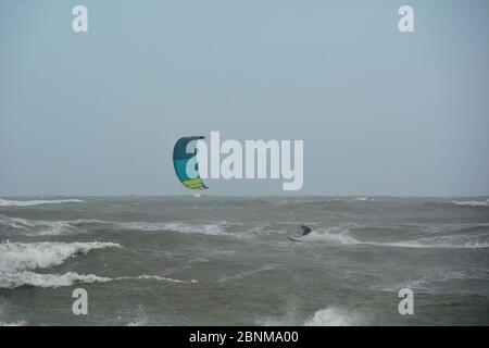 Une personne faisant du ski surf un jour de tempête, couleurs des personnes Banque D'Images