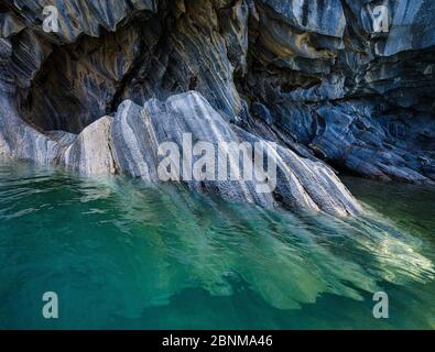 PUERTO RIO TRANQUILO, CHILI - VERS FÉVRIER 2019 : intérieur de grottes de marbre au-dessus du lac général Carrera près de Puerto Rio Tranquilo au Chili. Banque D'Images