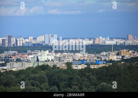 Kiev, Ukraine – 10 juin 2017 : Podol et Rusanovka de Kiev, panorama. Nouveaux immeubles modernes en hauteur, parmi l'ancien bâtiment soviétique. Paysage urbain Banque D'Images