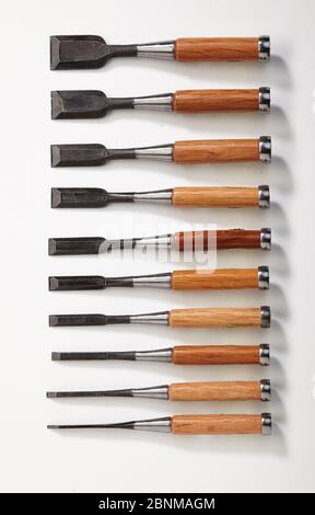 Un ensemble de burins japonais, gros plan sur blanc, série d'outils de travail du bois japonais, outils de travail du bois japonais Banque D'Images