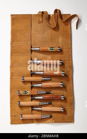 Un jeu de burins en bois avec étui en cuir, enregistrement d'objet sur blanc, outil de série pour le travail du bois du Japon, outil japonais pour le travail du bois Banque D'Images
