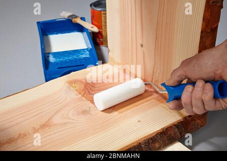 Construire une étagère en bois, faire soi-même la production, étape par étape, étape 17b peindre le mobilier collé fini avec de la peinture acrylique soluble dans l'eau, d'abord peindre les coins avec un pinceau, puis peindre les surfaces avec un rouleau en mousse Banque D'Images