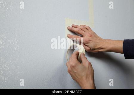 Bricolage mur conception 03, étape par étape faire-il-vous-même production, diverses zones colorées avec peinture murale et plâtre de rouleau, gris et jaune, étape 2: Masquez la zone à traiter avec du ruban Banque D'Images