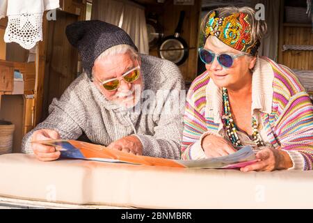 Couple âgé dans un autobus converti lire une carte, aînés, planification de voyage Banque D'Images